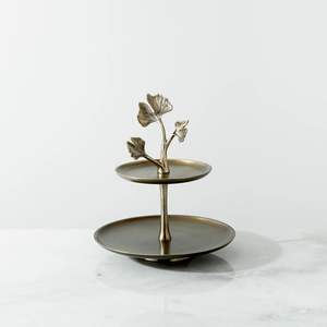 Soporte de metal compacto para pasteles, ideal para pequeños reuniones y celebraciones en el hogar, con un tamaño práctico y un atractivo elegante. - Product Image 4