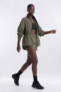 Ensemble de survêtement décontracté 2 pièces pour femme : coupe-vent léger, sweat à capuche froissé et short, taille élastique - Product Image 4