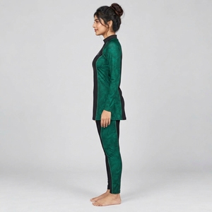 Ensemble burkini premium 2 pièces, conçu avec un tissu léger et confortable offrant une couverture optimale et une liberté de mouvement pour la natation et la plage. - Product Image 6
