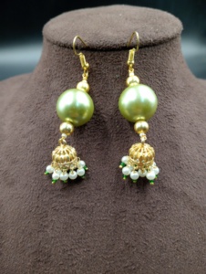Boucles d'oreilles créoles plaquées or avec perles naturelles et pompons, bijoux ethniques pour femmes, style vintage, bijoux de fête, Amaira Jewels - Product Image 4