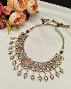 Conjunto de Joyería Tradicional para Boda, Collar con Piedras Kundan en Oro Antiguo Pulido, con Pendientes a Juego, Colección MaangTika - Product Image 5