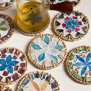 Ensemble de sous-verres en rotin, sous-verres floraux incrustés de nacre, sous-verres en mosaïque de coquillages avec bord tressé pour la maison et les cafés - Product Image 4