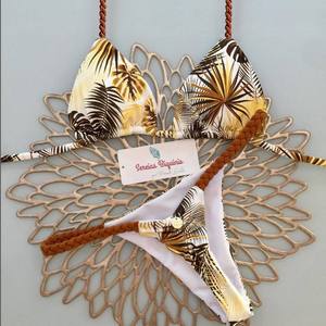 Ensemble bikini femme de haute qualité noir à bretelles chaînes, décolleté plongeant, dos nu, à nouer, string en V, motif floral sur le devant, couleur unie - Product Image 1