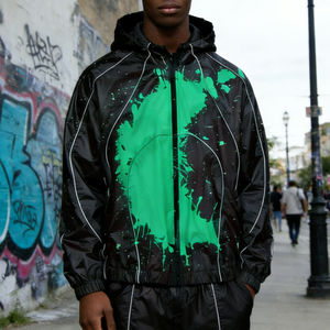 Chaqueta Cortavientos Personalizada con Impresión Delgada que Cambia de Color con el Agua, Impermeable, Estilo Urbano para Hombre, con Capucha y Ribetes Reflectantes - Product Image 5