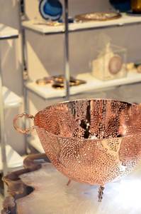 Grand saladier moderne de luxe nordique en métal avec finition martelée, poli, personnalisable, pour les fêtes - Product Image 3