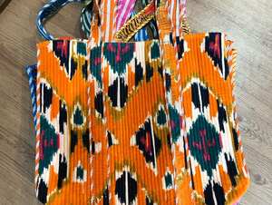 Sac fourre-tout en velours imprimé floral matelassé Inde. Sac à bandoulière indien bohème matelassé, rouge et vert, à fleurs, fait main - Product Image 5