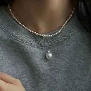 Collar Largo de Perlas de Agua Dulce con Colgante de Lazo, Elegante y Versátil para Mujer, para un Estilo Moderno - Product Image 4