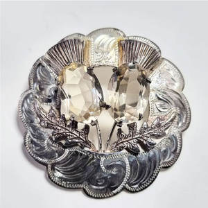 Broche écossaise vintage à motif écossais, avec deux pierres de cristal de roche à facettes - Cadre en forme de dodécágone, pour tenues traditionnelles tartan et kilt - Product Image 1