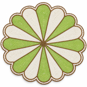 Set de table en verre perlé vert sauge et ivoire, motif floral festonné en forme de pétale |   Nappe de table élégante et luxueuse, artisanale, résistante à la chaleur - Product Image 1