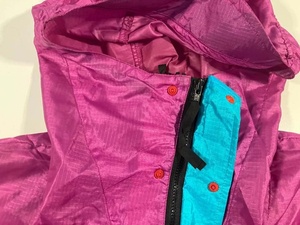 Chaqueta Cortavientos Color Block Rosa y Rojo, Impermeable, Personalizada para Mujer, Unisex, con Media Cremallera, Tipo Anorak - Product Image 5