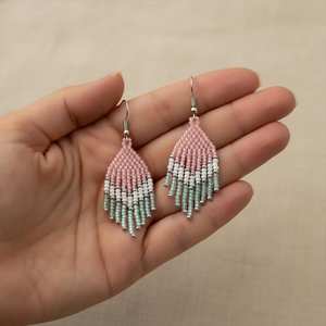 Pendientes con flecos y cuentas de color rosa pastel, hechos a mano, estilo bohemio, con borlas, accesorios de moda estéticos y lindos para mujeres y niñas - Product Image 3