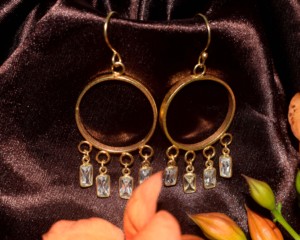 Pendientes de Aro Colgantes de Lujo Chapados en Oro con Circonitas |   Elegantes Pendientes de Circonia Cúbica para Mujer - Product Image 4