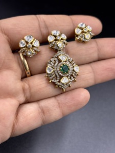 Juego de Pendientes de Plata Chapados en Oro con Colgante de Flor y Circonita Verde en Forma de Pera, Estilo Clásico para Boda, Marca Amaira Jewels - Product Image 6