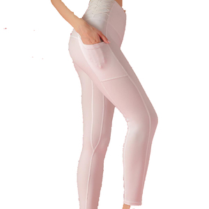Leggings de yoga taille haute pleine longueur avec imprimé abstrait noir et blanc, pantalon en polyester et élasthanne extensible dans quatre directions - Product Image 4