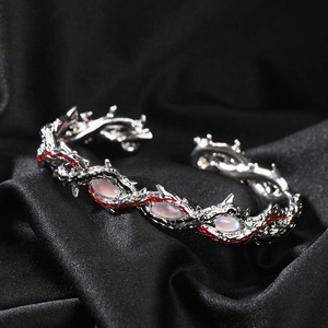 Brazalete Unisex Punk de Oro Sólido de 14K con Espinas de Rosa Plateadas, Diseño de Flor Esmaltada en Rojo, Diamantes y Piedras Preciosas Púrpuras - Product Image 3