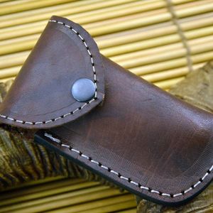 Cuchillo de caza de acero de Damasco con hoja de punta caída, mango de hueso y funda de cuero para uso en camping al aire libre. - Product Image 3