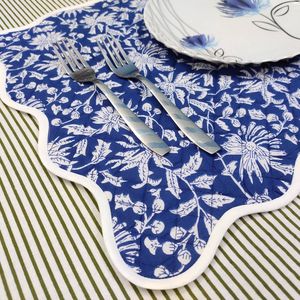 Juego de mantelería azul con diseño floral, cuatro servilletas y dos manteles de algodón acolchados con ribete ondulado, regalo para el Día del Padre, estampado floral a mano. - Product Image 4