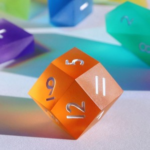 Juego de dados de resina, números poliédricos translúcidos, piezas de juego de mesa coloridas hechas a mano - Product Image 3