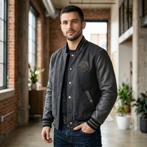 Veste de baseball pour homme en laine avec manches en cuir noir, patch brodé, boutons-pression, personnalisable OEM ODM - Product Image 3