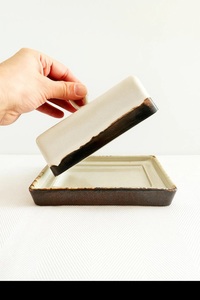 Pot à beurre de style artisanal avec couvercle à poignée, base profonde, élégant, pour comptoir de cuisine et salle à manger - Product Image 3