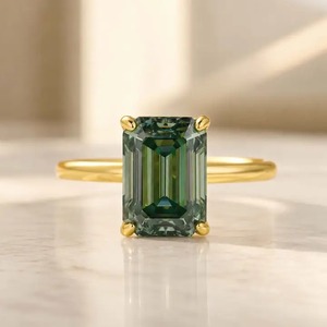 Anillo de Compromiso Solitario de Plata de Ley 925 con Baño de Oro, Diseño Moderno, Moissanita Verde de 3.5 Quilates, Corte Esmeralda, 4 Puntas, para Mujer - Product Image 1
