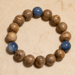 Bracelet unisexe exclusif en bois d'agar AL-SX-0016-12 avec 3 perles de corail bleu et 14 perles de bois d'agar naturel de 12 mm en provenance du Vietnam - Product Image 2