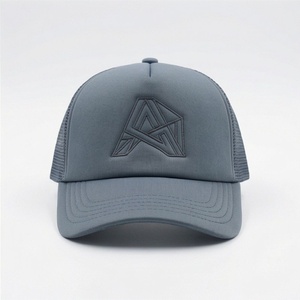 Casquette de camionneur grise réglable avec logo brodé géométrique sur le panneau avant, en tissu maillé, unisexe, décontractée - Product Image 1