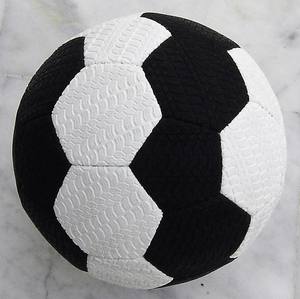 Ballon de football d'intérieur cousu à la main, design pakistanais durable, respectueux de l'environnement, pour sports intérieurs/extérieurs - Product Image 1