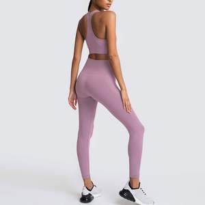 Conjunto de yoga premium para mujer diseñado con tela ligera de secado rápido, costuras duraderas y construcción sin costuras para mayor comodidad en el entrenamiento. - Product Image 5