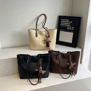 Bolso Tote Marrón de PU con Asa Suave, Llavero de Personaje, Estilo Minimalista para Chicas, Cierre de Cremallera, Compartimento Antirrobo para Computadora - Product Image 2