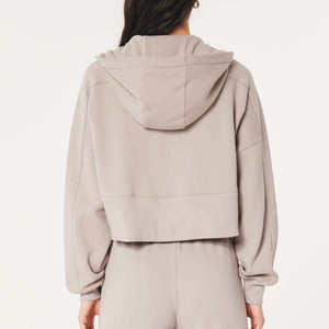 Ensemble survêtement pour femme avec logo personnalisé de haute qualité, comprenant un sweat à capuche court et un pantalon de jogging - Product Image 3