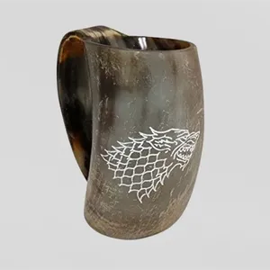 Tasse à bière viking artisanale avec motif cornu gravé, fabriquée avec des matériaux de qualité supérieure, y compris du corne naturel et de l'époxy alimentaire. - Product Image 1
