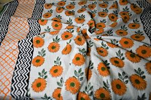 Plaid en coton biologique fait main, motif imprimé, pompons, léger, tricoté/tissé, design moderne, toutes saisons, pour voyage - Product Image 6