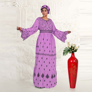 Kaftan brodé en rayonne avec des détails de vigne complexes, taille cintrée, manches évasées et silhouette élégante longue jusqu'au sol. - Product Image 4