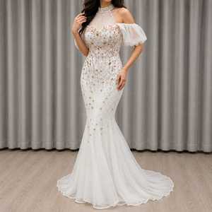 Robe sirène élégante en satin blanc ornée de détails, style cape, épaules dénudées, longueur ras du sol, pour femme, idéale pour mariage, soirée ou cérémonie, vente en gros - Product Image 1
