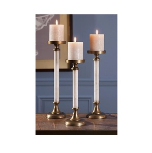 Ensemble de 3 bougeoirs Regency Or et Ivoire en nacre, hauteurs graduées, supports de bougies en métal et coquillages de qualité supérieure pour la décoration intérieure - Product Image 3