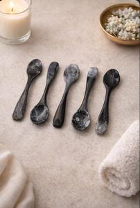 Cuillère élégante en résine faite à la main, outils de salade durables, compatibles lave-vaisselle, écologiques, design moderne et élégant pour servir, cuisiner et dîner - Product Image 5