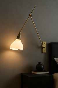 โคมไฟติดผนังแบบแขนยืดหดได้สไตล์มิดเซ็นจูรี่โมเดิร์น ทำจากทองเหลือง: โคมสีขาวแบบอสมมาตร - Product Image 2