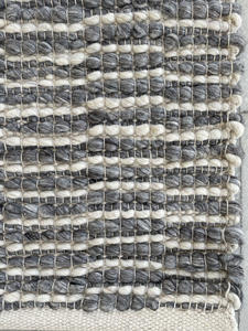 Alfombra de estilo nórdico de textura gruesa y rayas tejidas a mano, hecha con lana y yute de color natural para interiores de lujo, a precio de fábrica. - Product Image 5