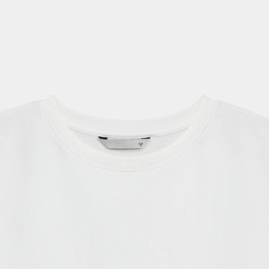 T-shirt pour femme en coton confortable, conçu pour le style urbain et les tendances de la mode quotidienne - Product Image 3