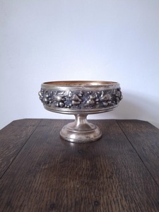 Cuenco decorativo de estilo vintage con base de diseño y acabado plateado para mesa de centro y decoración clásica del hogar, procedente de la India. - Product Image 5