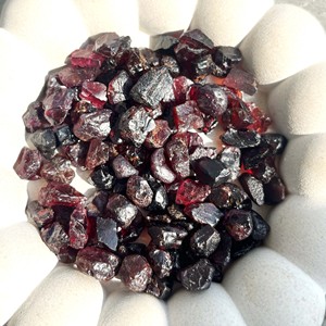 Gema en Bruto de Granate Rojo Natural de 8x10 mm |   Piedra Suelta sin Cortar |   Suministros para la Fabricación de Joyería |   Diseño de Joyería Hecha a Mano - Product Image 6