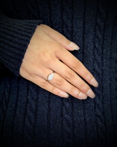 แหวนคู่ทรงคุชชั่นคัท พร้อมเพชรทรงหัวใจแบบโซลิแทร์ เพชรเลี้ยงในห้องปฏิบัติการ ทอง 10K ขายส่ง OEM ผู้ผลิตเครื่องประดับชั้นดี ผู้จัดจำหน่าย - Product Image 1