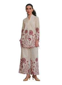 Ensemble deux pièces à imprimé fleuri doux pour femmes blanc rouge Coord pantalon bouton décontracté Style occidental toile vêtements de vacances inspiré de l'Inde - Product Image 4
