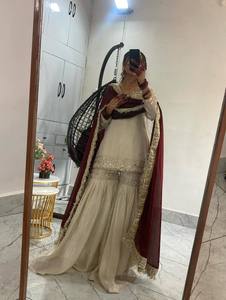 Ensemble de vêtements ethniques festifs pour femmes en trois pièces : haut en tissu chinon brodé de sequins, sarara et dupatta en soie GMY pure - Product Image 2