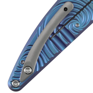 Couteaux pliants bleu argenté avec lame argentée satinée, motif en spirale bleu vif, manche en métal, pivot décoratif et portables et compacts - Product Image 2