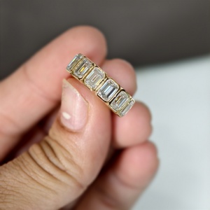 Anillo de banda de oro macizo de 18 quilates con seis diamantes cultivados en laboratorio con corte esmeralda y engaste de bisel, ideal para regalo de compromiso, boda o aniversario. - Product Image 2