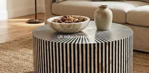 Mesa de Centro Redonda Hecha a Mano con Madreperla |   Incrustaciones en Blanco y Negro |   Mesa de Lujo con Base de Latón, Madreperla y Hueso de Camello - Product Image 2