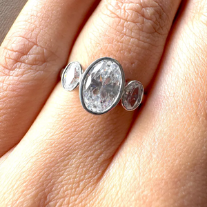 Bague de fiançailles ovale sertie clos de diamants de laboratoire de 2,00 carats, centre de 1,50 carat, bague à 3 pierres en or massif 9K ou 14K, bague de mariage - Product Image 4