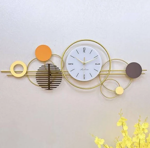 Horloge murale en métal de style moderniste, offrant une combinaison parfaite d'art et de fonctionnalité dans une seule pièce décorative. - Product Image 1
